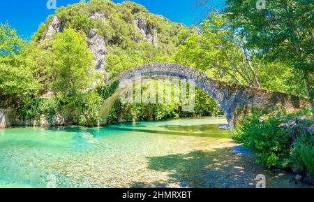 Blick auf die alte Steinbrücke Noutsos in Zentral-Griechenland, Zagori, Europa Stockfoto