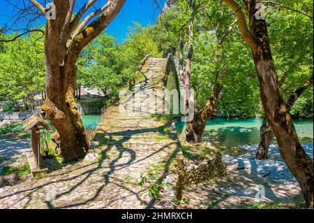 Blick auf die alte Steinbrücke Noutsos in Zentral-Griechenland, Europa Stockfoto