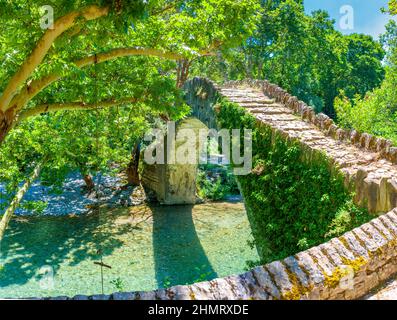 Blick auf die alte Steinbrücke Noutsos in Zentral-Griechenland, Zagori, Europa Stockfoto