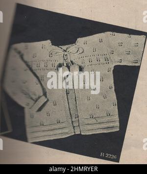 Weltkrieg ii, Werbung, historisch, Grafik-Design, Illustration, Ephemra, 1940s Modemagazin, Bekleidung, Publikation, 1940s, 1943 Zeitschrift, 20th Jahrhundert, Archiv, Kunstwerk, Design, Grafik, Kulturerbe, Geschichte, l ayout, Nostalgie, Kleidung, Damen, Dame, Zeitschrift, Stil, Stil Zeitschrift, Werbung, Anzeigen, Werbung, Werbung, Werbung, Mantel, Mäntel, weiblich, weiblich, Kleidung, Veröffentlicht, Typografie, Küche, Krieg, war Food, Monochrom, Druck, gedruckt, europa, europäisch, stricken, Dressmaking, Muster. ADDITIONAL-RIGHTS-CLEARANCE-INFO-NOT-AVAILABLE Stockfoto