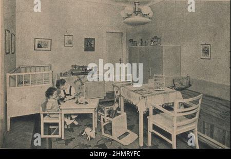 Weltkrieg ii, Werbung, historisch, Grafik-Design, Illustration, Ephemra, 1940s Modemagazin, Bekleidung, Publikation, 1940s, 1943 Zeitschrift, 20th Jahrhundert, Archiv, Kunstwerk, Design, Grafik, Kulturerbe, Geschichte, l ayout, Nostalgie, Kleidung, Damen, Dame, Zeitschrift, Stil, Stil Zeitschrift, Werbung, Anzeigen, Werbung, Werbung, Werbung, Mantel, Mäntel, weiblich, weiblich, Kleidung, Veröffentlicht, Typografie, Küche, Krieg, war Food, Monochrom, Druck, gedruckt, europa, europäisch, stricken, Dressmaking, Muster. ADDITIONAL-RIGHTS-CLEARANCE-INFO-NOT-AVAILABLE Stockfoto