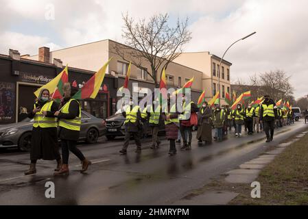 Berlin, Deutschland. 11th. Februar 2022. Die Demonstration fand unter dem Motto Freiheit für Abdullah Ocalan statt. Ocalan ist ein kurdischer politischer Gefangener und Gründungsmitglied der militanten Arbeiterpartei Kurdistans PKK; er ist ein anerkannter Führer der kurdischen Bewegung in der Türkei und darüber hinaus. (Bild: © Jakub Podkowiak/PRESSCOV über ZUMA Press Wire) Stockfoto