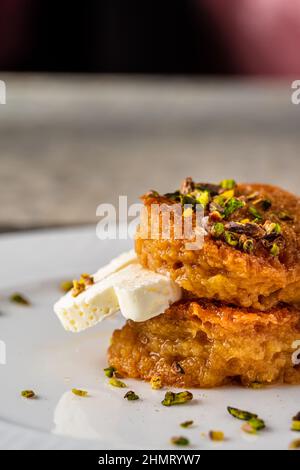 Brot Kadayif oder Ekmek Kadayifi mit Creme, ein köstliches türkisches Dessert, das in einem feinen Restaurant serviert wird Stockfoto