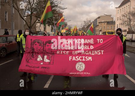 Berlin, Deutschland. 11th. Februar 2022. Die Demonstration fand unter dem Motto Freiheit für Abdullah Ocalan statt. Ocalan ist ein kurdischer politischer Gefangener und Gründungsmitglied der militanten Arbeiterpartei Kurdistans PKK; er ist ein anerkannter Führer der kurdischen Bewegung in der Türkei und darüber hinaus. (Foto: Jakub Podkowiak/PRESSCOV/Sipa USA) Quelle: SIPA USA/Alamy Live News Stockfoto