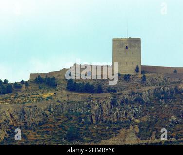 EXTERIEUR-RESTOS DE MURALLAS CON UNA DE LAS DOS TORRES QUE SE CONSERVAN. Lage: CASTILLO. Lorca. MURCIA. SPANIEN. Stockfoto