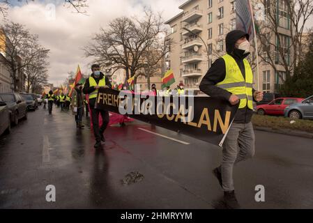 Berlin, Deutschland. 11th. Februar 2022. Die Demonstration fand unter dem Motto Freiheit für Abdullah Ocalan statt. Ocalan ist ein kurdischer politischer Gefangener und Gründungsmitglied der militanten Arbeiterpartei Kurdistans PKK; er ist ein anerkannter Führer der kurdischen Bewegung in der Türkei und darüber hinaus. (Foto: Jakub Podkowiak/PRESSCOV/Sipa USA) Quelle: SIPA USA/Alamy Live News Stockfoto