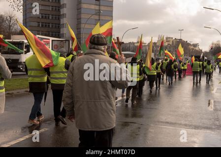 Berlin, Deutschland. 11th. Februar 2022. Die Demonstration fand unter dem Motto Freiheit für Abdullah Ocalan statt. Ocalan ist ein kurdischer politischer Gefangener und Gründungsmitglied der militanten Arbeiterpartei Kurdistans PKK; er ist ein anerkannter Führer der kurdischen Bewegung in der Türkei und darüber hinaus. (Bild: © Jakub Podkowiak/PRESSCOV über ZUMA Press Wire) Stockfoto