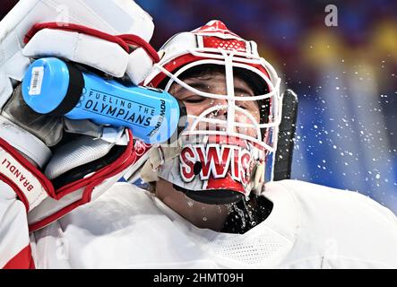 Peking, China. 12th. Februar 2022. Andrea Braendli trinkt in der Pause während des Eishockey-Frauenquartals zwischen der Schweiz und dem ROC im Wukesong Sports Center in Peking, der Hauptstadt Chinas, 12. Februar 2022. Quelle: Li He/Xinhua/Alamy Live News Stockfoto