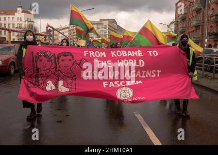 Berlin, Deutschland. 11th. Februar 2022. Die Demonstration fand unter dem Motto Freiheit für Abdullah Ocalan statt. Ocalan ist ein kurdischer politischer Gefangener und Gründungsmitglied der militanten Arbeiterpartei Kurdistans PKK; er ist ein anerkannter Führer der kurdischen Bewegung in der Türkei und darüber hinaus. (Bild: © Jakub Podkowiak/PRESSCOV über ZUMA Press Wire) Stockfoto