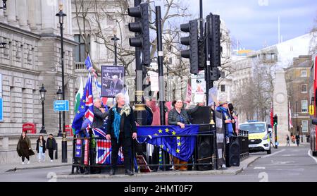 Anti-brexit-Demonstranten halten Plakate während der PMQ-Demonstrationen gegenüber dem Unterhaus, London, Großbritannien und den Britischen Inseln. Stockfoto