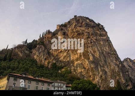 Blick auf die Ruinen der Burg Arco mit Blick auf die nordöstliche italienische Stadt Arco in der Oberen Gardaebene, Trentino-Südtirol Stockfoto