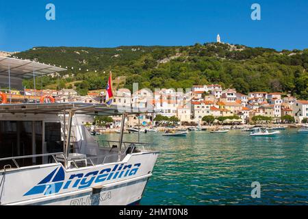 Baska, Kroatien - 4th. September 2021. Die südliche Inselstadt Baska auf der Insel Krk in der Gespanschaft Primorje-Gorski Kotar im Westen Kroatiens. St. John Baptist Church auf einem Hügel Stockfoto