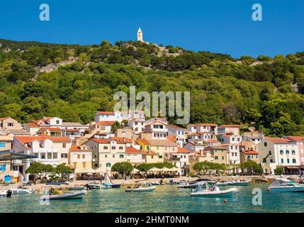 Baska, Kroatien - 4th. September 2021. Die südliche Inselstadt Baska auf der Insel Krk in der Gespanschaft Primorje-Gorski Kotar im Westen Kroatiens. St. John Baptist Church auf einem Hügel Stockfoto