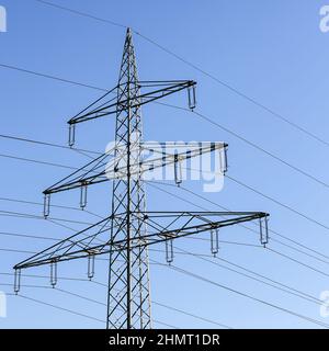 Strompylon Nahaufnahme Kraftpolhochspannung gegen blauen Himmel Stockfoto