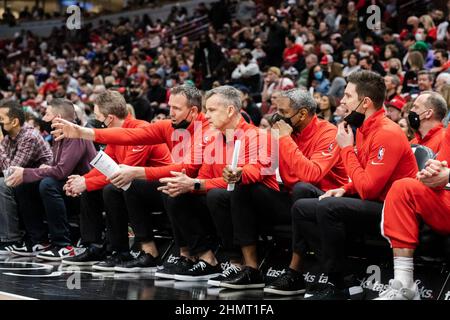 Chicago, USA. 11th. Februar 2022. Chicago Bulls Coaching-Mitarbeiter auf der Bank während des Spiels am 11. Februar 2021 im United Center Shaina Benhiyoun/SPP Credit: SPP Sport Press Photo. /Alamy Live News Stockfoto