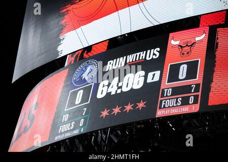 Chicago, USA. 11th. Februar 2022. Anzeigetafel vor dem Spiel zwischen den Chicago Bulls und Minnesota Timberwolves am 11. Februar 2021 im United Center Shaina Benhiyoun/SPP Credit: SPP Sport Press Photo. /Alamy Live News Stockfoto