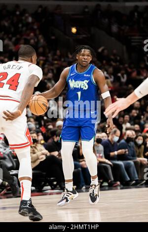 Chicago, USA. 11th. Februar 2022. Anthony Edwards #1, Minnesota Timberwolves in Aktion während des Spiels am 11. Februar 2021 im United Center Shaina Benhiyoun/SPP Credit: SPP Sport Press Photo. /Alamy Live News Stockfoto