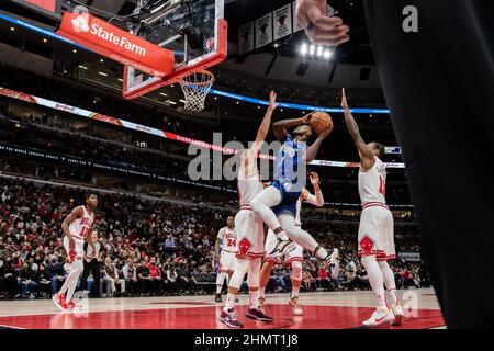 Chicago, USA. 11th. Februar 2022. Anthony Edwards #1, Minnesota Timberwolves in Aktion während des Spiels am 11. Februar 2021 im United Center Shaina Benhiyoun/SPP Credit: SPP Sport Press Photo. /Alamy Live News Stockfoto