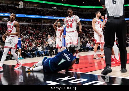 Chicago, USA. 11th. Februar 2022. Anthony Edwards #1, Minnesota Timberwolves fällt während des Spiels am 11. Februar 2021 im United Center Shaina Benhiyoun/SPP Credit: SPP Sport Press Photo. /Alamy Live News Stockfoto