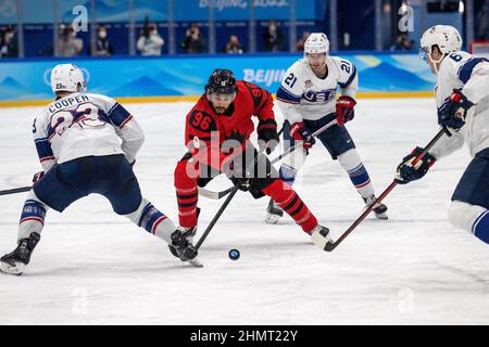 Peking, Hebei, China. 12th. Februar 2022. Joshua Ho-Sang (geboren am 22. Januar 1996) ist ein kanadischer Eishockeyspieler bei den Olympischen Winterspielen 2022 in Peking. Er wurde in Toronto, Ontario, geboren und ist chinesisch, schwarz-jamaikanisch, russisch-jüdisch und schwedischer Herkunft.[in diesem Bild spielt er am 12. Februar erneut das Team USA. Kanada verlor 4-2. (Bild: © Mark Edward Harris/ZUMA Press Wire) Bild: ZUMA Press, Inc./Alamy Live News Stockfoto