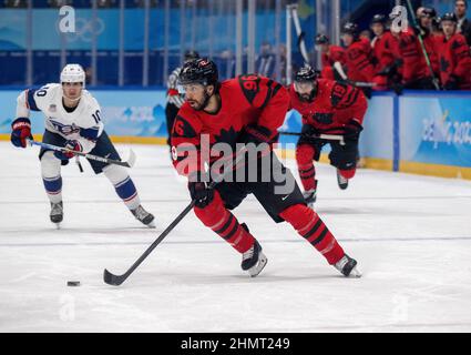 Peking, Hebei, China. 12th. Februar 2022. Joshua Ho-Sang (geboren am 22. Januar 1996) ist ein kanadischer Eishockeyspieler bei den Olympischen Winterspielen 2022 in Peking. Er wurde in Toronto, Ontario, geboren und ist chinesisch, schwarz-jamaikanisch, russisch-jüdisch und schwedischer Herkunft.[in diesem Bild spielt er am 12. Februar erneut das Team USA. Kanada verlor 4-2. (Bild: © Mark Edward Harris/ZUMA Press Wire) Bild: ZUMA Press, Inc./Alamy Live News Stockfoto