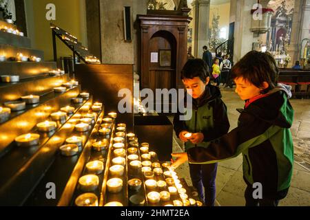 Encendido de velas votivas, catedral de Santa Eufemia, Rovinj, Halbinsel von Istrien, Croacia, europa Stockfoto