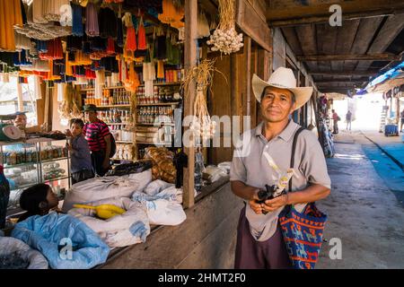 Tienda de Velas y Ofrendas, Lancetillo, La Parroquia, Zona Reyna, Quiche, Guatemala, Mittelamerika Stockfoto