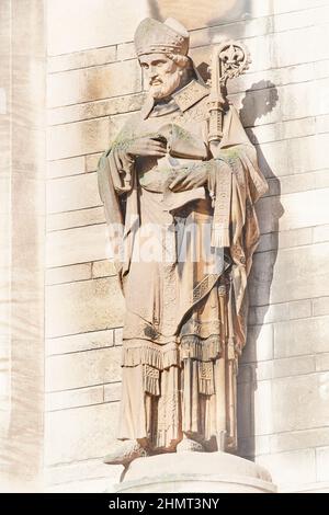 Statue auf der Außenwand des Gonville & Caius College, Universität Cambridge, England, eines Gründerbischofs. Stockfoto
