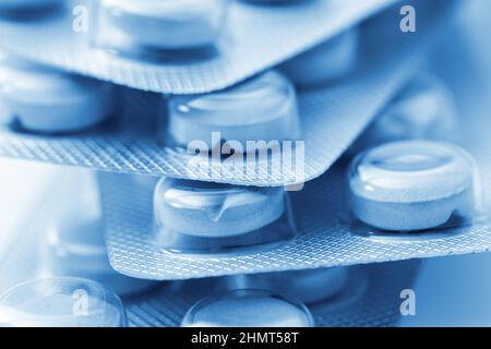 Tabletten Tabletten Verpackung Pharmazie Medizin auf blauweißem Hintergrund Stockfoto
