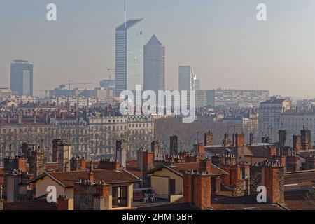 LYON, FRANKREICH, 25. Januar 2022 : Blick auf das Stadtzentrum von Lyon über die alten Ziegeldächer von den Hängen des Hügels Croix-Rousse Stockfoto