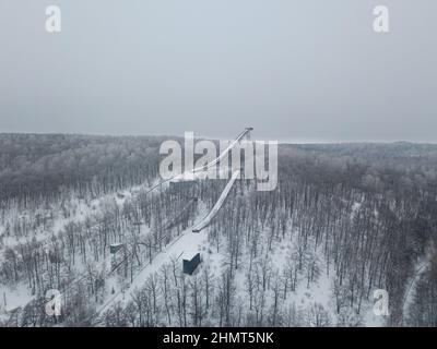 Skisprungpisten oder Türme in Tatarstan, Russland. Rampen umgeben von schneebedeckten Bäumen auf einem Hügel. Skisprungrampe Stockfoto