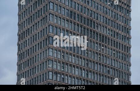 Sowjetische Brutalistische Architektur. Ein Universitätsgebäude aus der Sowjetzeit. Alte Fassade eines sozialistischen Gebäudes. Ecke des Gebäudes. Stockfoto