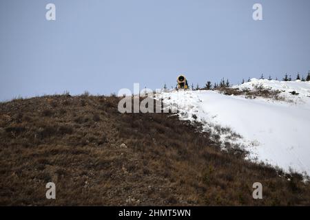 Zhangjiakou, China. 12th. Februar 2022. Olympia, Zhangjiakou National CC Skiing Center, eine Schneekanone steht auf einem Berg. Quelle: Angelika Warmuth/dpa/Alamy Live News Stockfoto