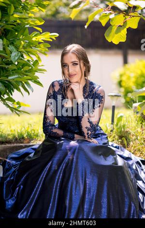 Schöne Mädchen in glamourösen ultramarine Kleid. Bereit für ihre Abschlussball Nacht. Stockfoto