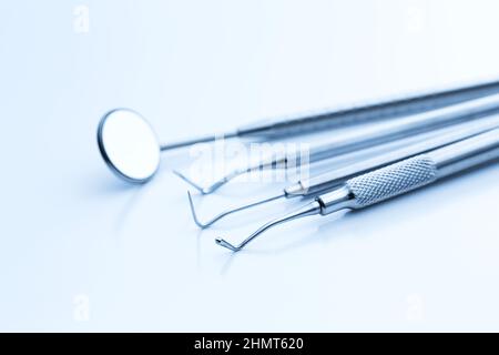 Zahnärztliche Instrumente zur zahnärztlichen Behandlung Stockfoto