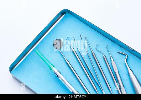Set zahnärztlicher Werkzeugausrüstung und Zahnextraktion auf einem Tablett Stockfoto
