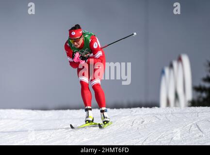 Zhangjiakou (Hebei. 12th. Februar 2022. Natalia Nepryaeva vom ROC tritt während der 4x5-km-Langlaufstaffel der Frauen bei den Olympischen Winterspielen 2022 in Peking im Nationalen Langlaufzentrum in Zhangjiakou, der nordchinesischen Provinz Hebei, am 12. Februar 2022 an. Quelle: Feng Kaihua/Xinhua/Alamy Live News Stockfoto