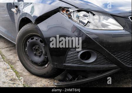 Frontschaden an einem Auto nach einem Zusammenstoß mit einem großen Hund Stockfoto