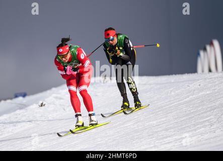 Zhangjiakou (Hebei. 12th. Februar 2022. Natalia Nepryaeva (vorne) von ROC und Katharina Hennig aus Deutschland treten während der 4x5-km-Langlauf-Staffel der Olympischen Winterspiele 2022 in Peking im Nationalen Langlaufzentrum in Zhangjiakou, nordchinesische Provinz Hebei, am 12. Februar 2022 an. Quelle: Feng Kaihua/Xinhua/Alamy Live News Stockfoto