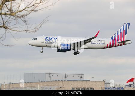 Sky Express Airbus A320neo SX-NIG nähert sich dem Flughafen London-Heathrow, London, Großbritannien Stockfoto