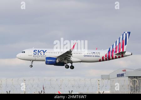 Sky Express Airbus A320neo SX-NIG nähert sich dem Flughafen London-Heathrow, London, Großbritannien Stockfoto