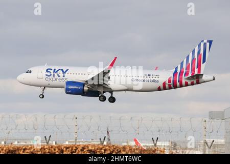 Sky Express Airbus A320neo SX-NIG nähert sich dem Flughafen London-Heathrow, London, Großbritannien Stockfoto