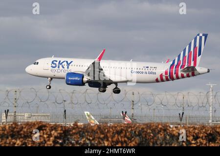 Sky Express Airbus A320neo SX-NIG nähert sich dem Flughafen London-Heathrow, London, Großbritannien Stockfoto