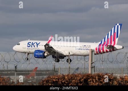 Sky Express Airbus A320neo SX-NIG nähert sich dem Flughafen London-Heathrow, London, Großbritannien Stockfoto