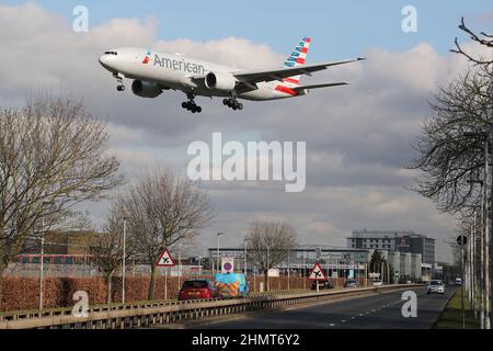 American Airlines Boeing 777 N762AN fliegt über die Great Southwest Rd (A30), während sie am Flughafen London Heathrow, London, Großbritannien, landet Stockfoto