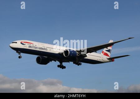 British Airways Boeing 777 G-STBK nähert sich dem Flughafen London Heathrow, London, Großbritannien Stockfoto