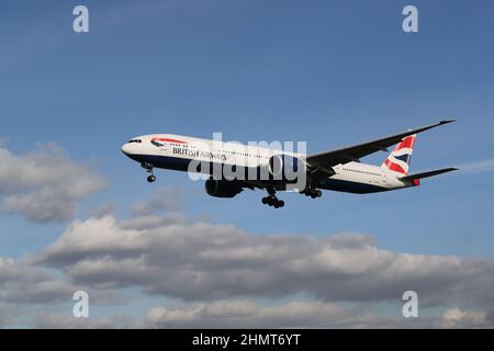 British Airways Boeing 777 G-STBK nähert sich dem Flughafen London Heathrow, London, Großbritannien Stockfoto