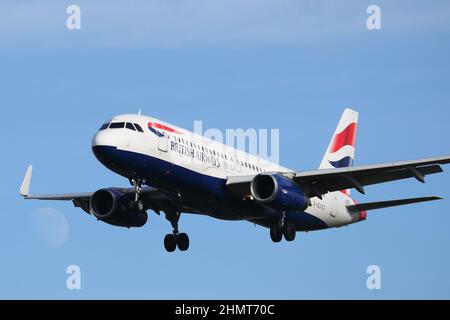 British Airways Airbus A320 G-EUYO nähert sich dem Flughafen London-Heathrow, London, Großbritannien Stockfoto