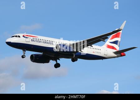 British Airways Airbus A320 G-EUYO nähert sich dem Flughafen London-Heathrow, London, Großbritannien Stockfoto