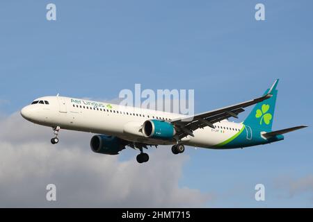 Flugzeug Aer Lingus Airbus A321neo Ei-LRF nähert sich dem Flughafen London Heathrow, London, Großbritannien Stockfoto